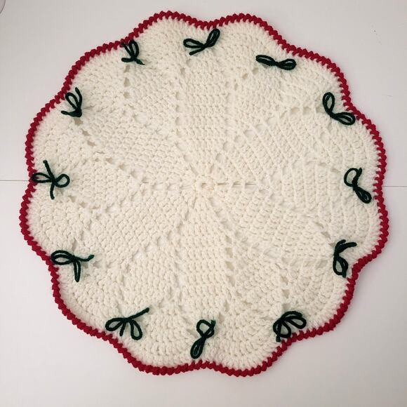 Vintage Christmas Crochet Doily Set Red Green White Round Scallop 16" Pair Table - Picture 2 of 9